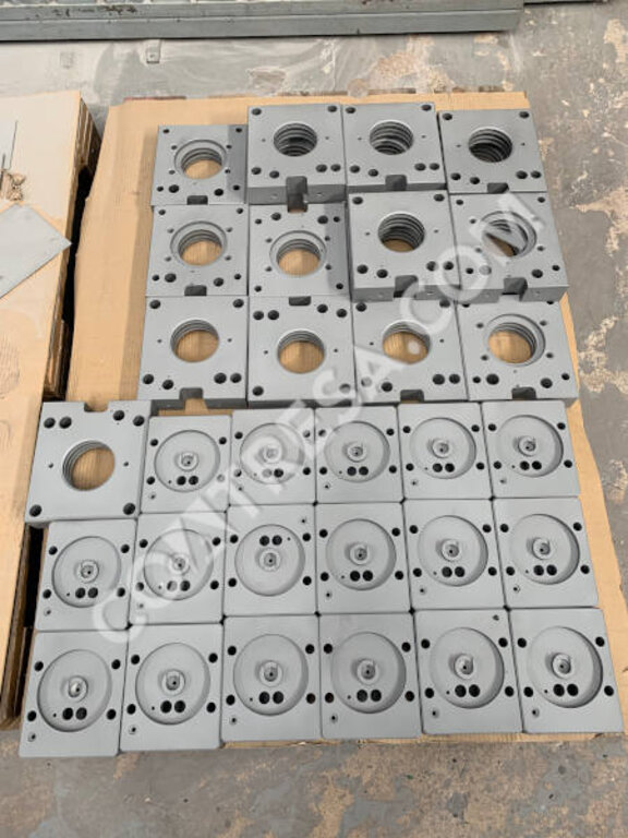 cleaning-metal-pieces-sandblasting