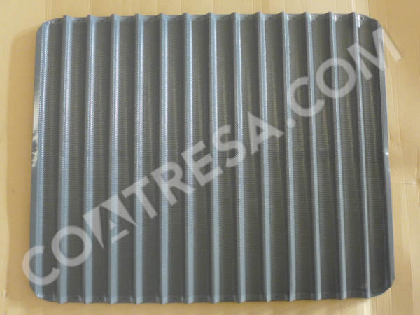 Ribbed bakery tray with rubber