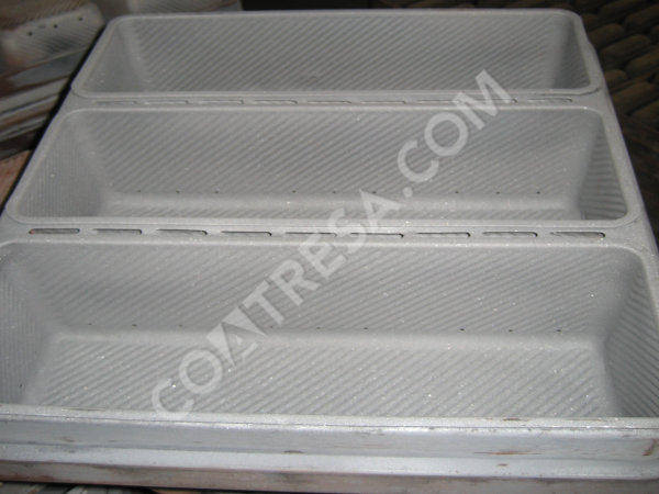 cleaning-bread-tins-molds