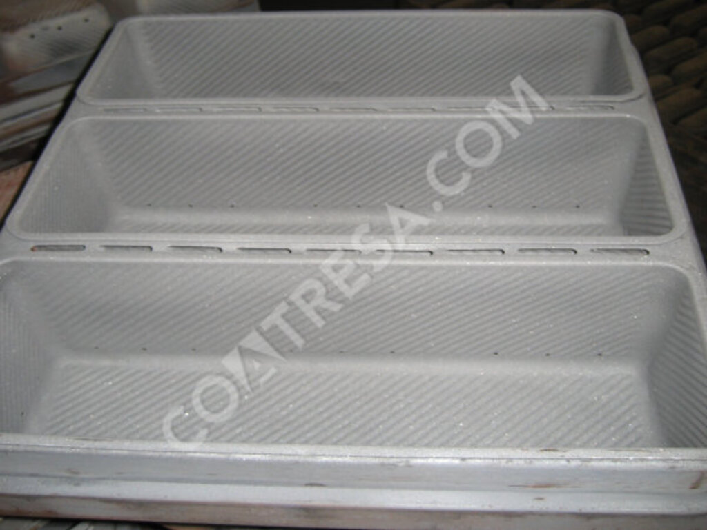 cleaning-bread-tins-molds