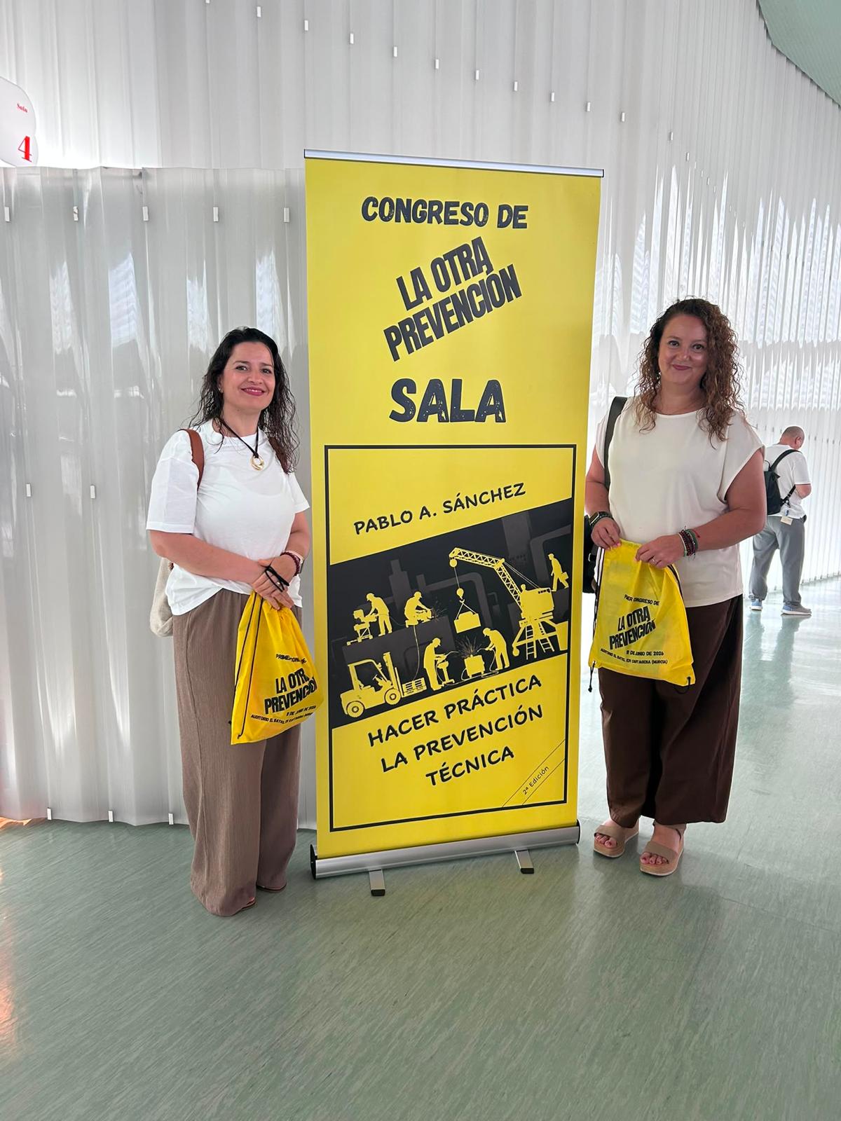 Las integrantes del departmento de PRL de Coatresa en el congreso de PRL